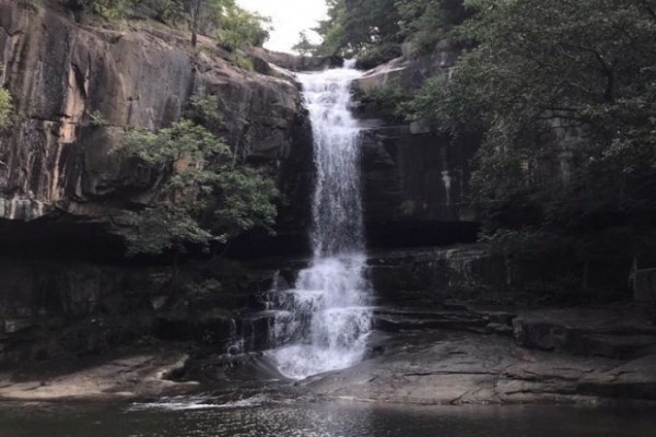 연풍세재옛길 초입에 위치한 수옥폭포는
조령3관문에서 흘러내린 계류가
20m의 절벽 아래로 떨어지면서
3단으로 이루어진 폭포로 상류에
두곳의 깊은 소를 이루고 있다